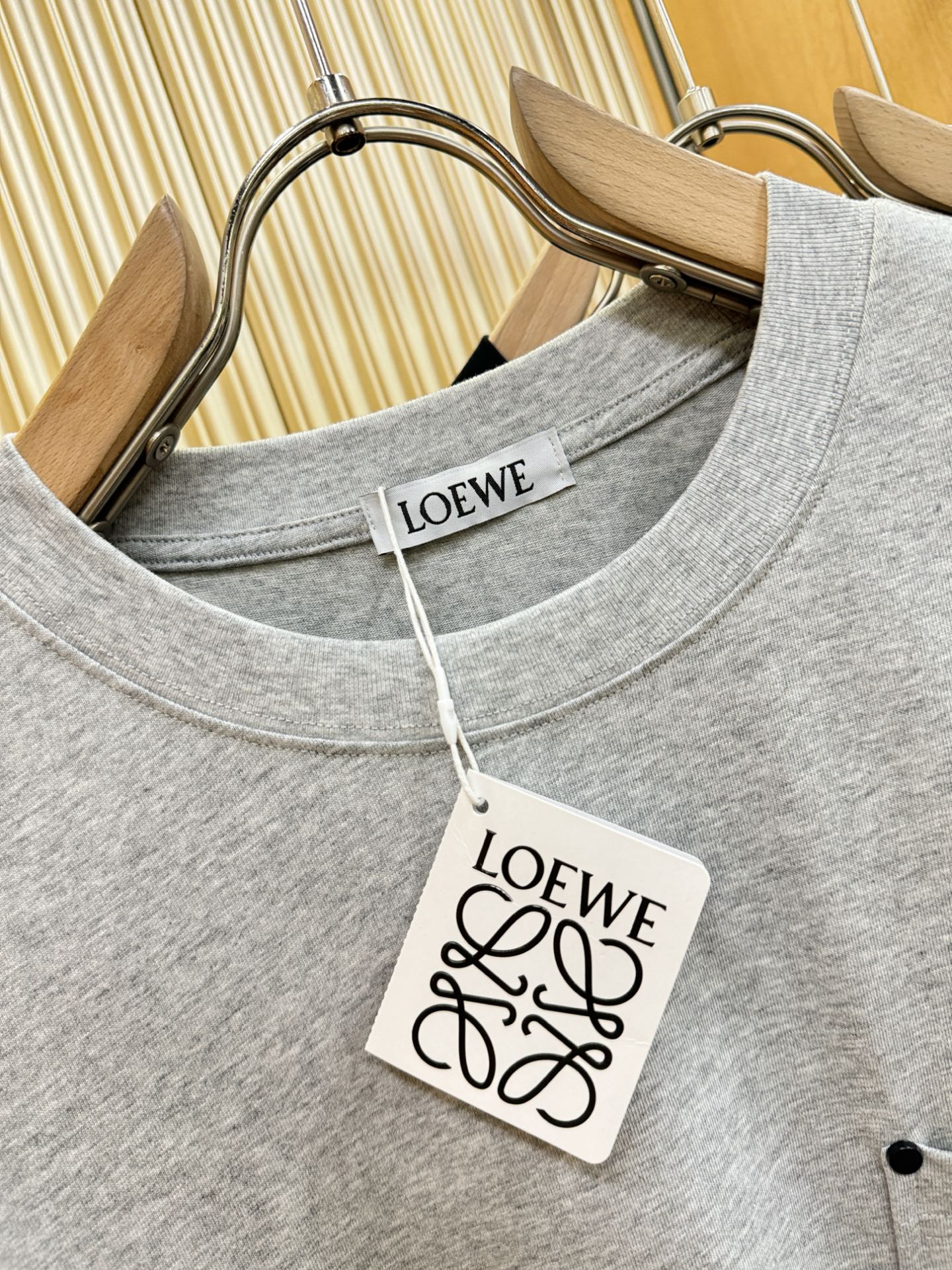  LOEWE罗意威 顶级品质 2025款新品短袖！精选顶级原版面料，手感柔软。顶级进口私货，时尚设计潮流