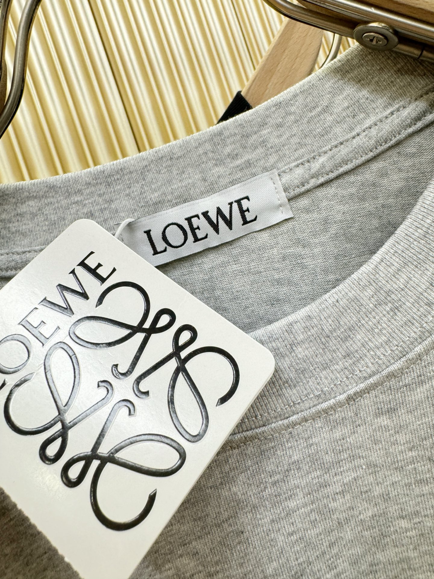  LOEWE罗意威 顶级品质 2025款新品短袖！精选顶级原版面料，手感柔软。顶级进口私货，时尚设计潮流