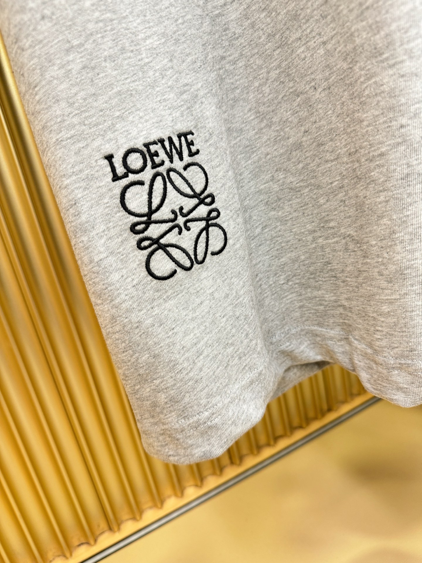  LOEWE罗意威 顶级品质 2025款新品短袖！精选顶级原版面料，手感柔软。顶级进口私货，时尚设计潮流