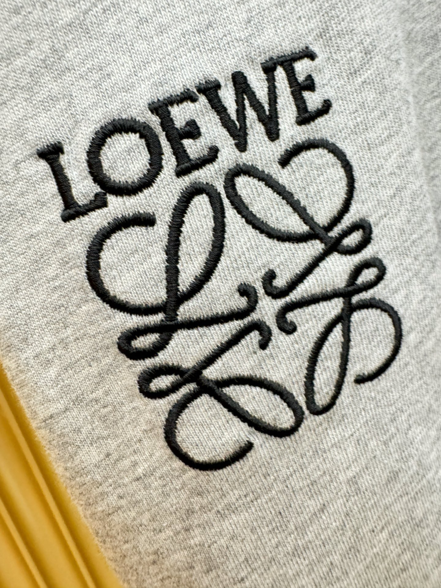  LOEWE罗意威 顶级品质 2025款新品短袖！精选顶级原版面料，手感柔软。顶级进口私货，时尚设计潮流