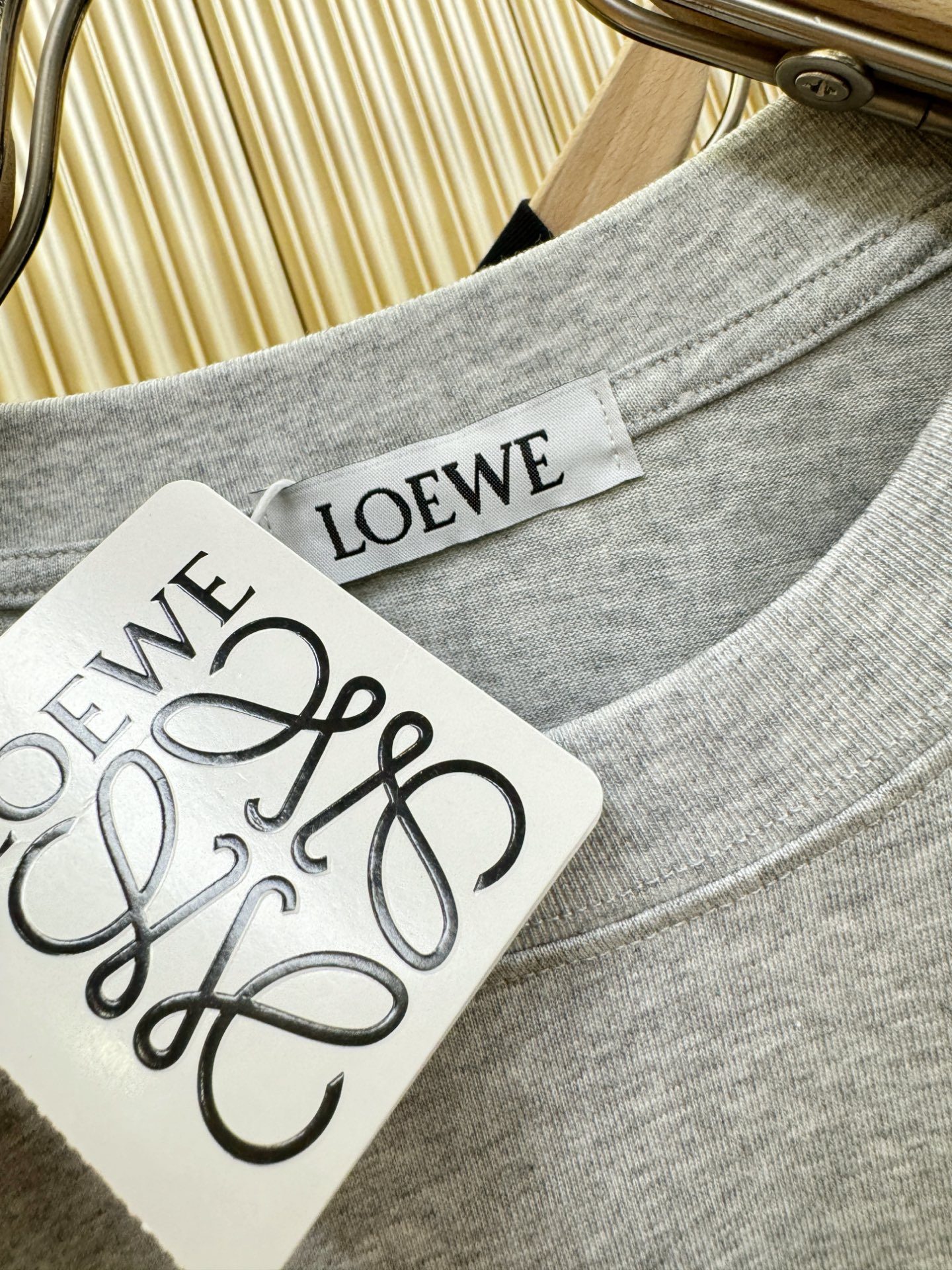  LOEWE罗意威 顶级品质 2025款新品短袖！精选顶级原版面料，手感柔软。顶级进口私货，时尚设计潮流