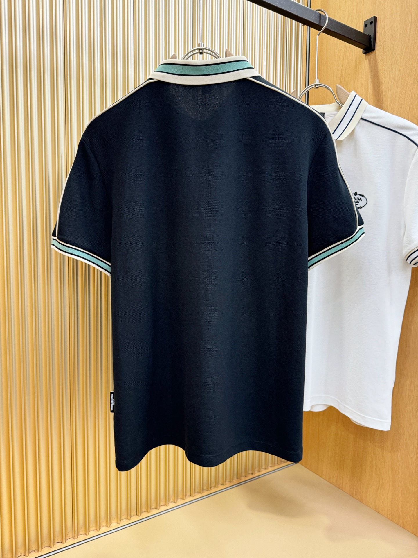  PRADA 普拉达 2025官方春夏新款 专柜同步上市 男士翻领短袖POLO衫，高端主线系列，进口珠地