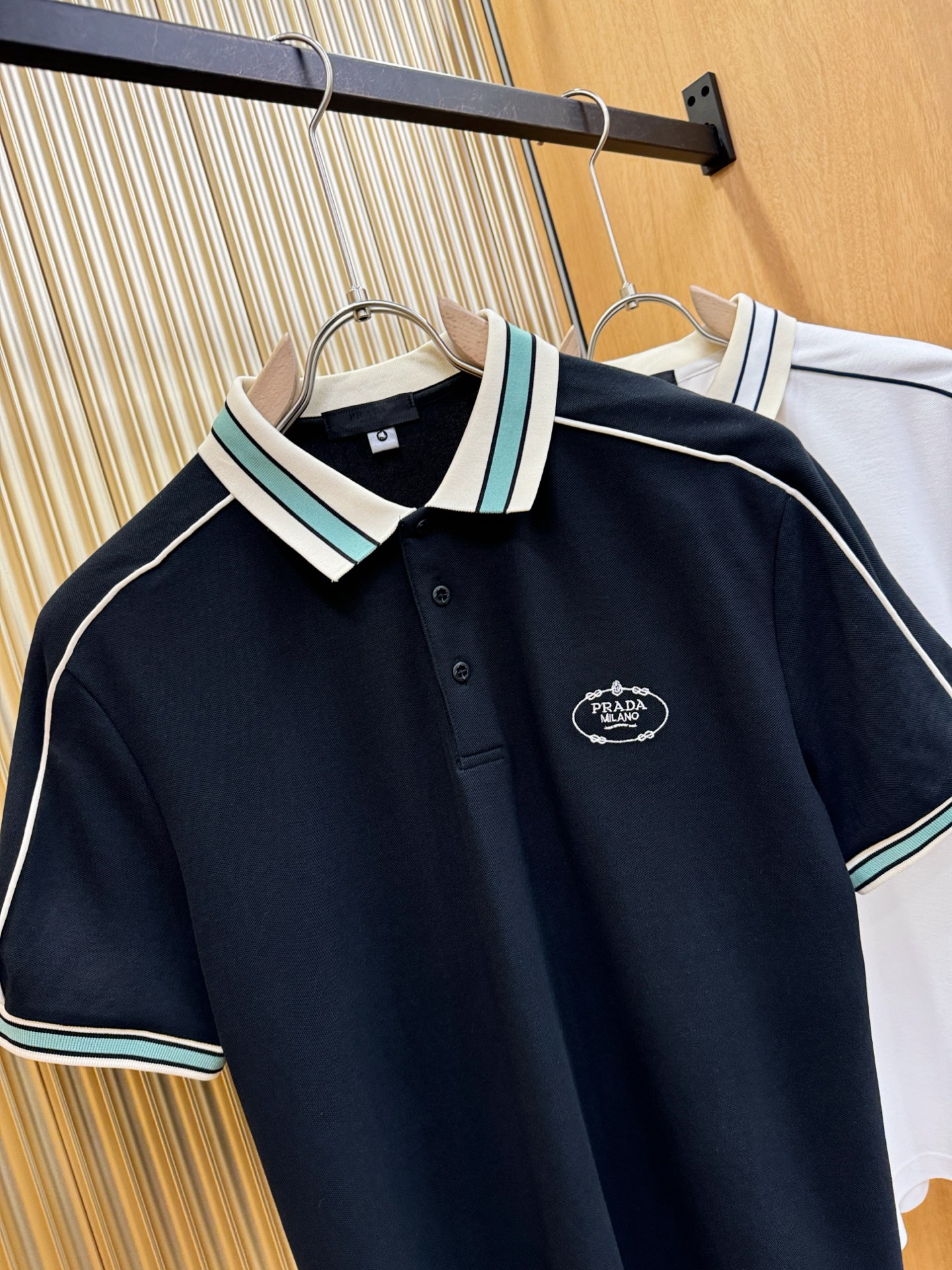  PRADA 普拉达 2025官方春夏新款 专柜同步上市 男士翻领短袖POLO衫，高端主线系列，进口珠地