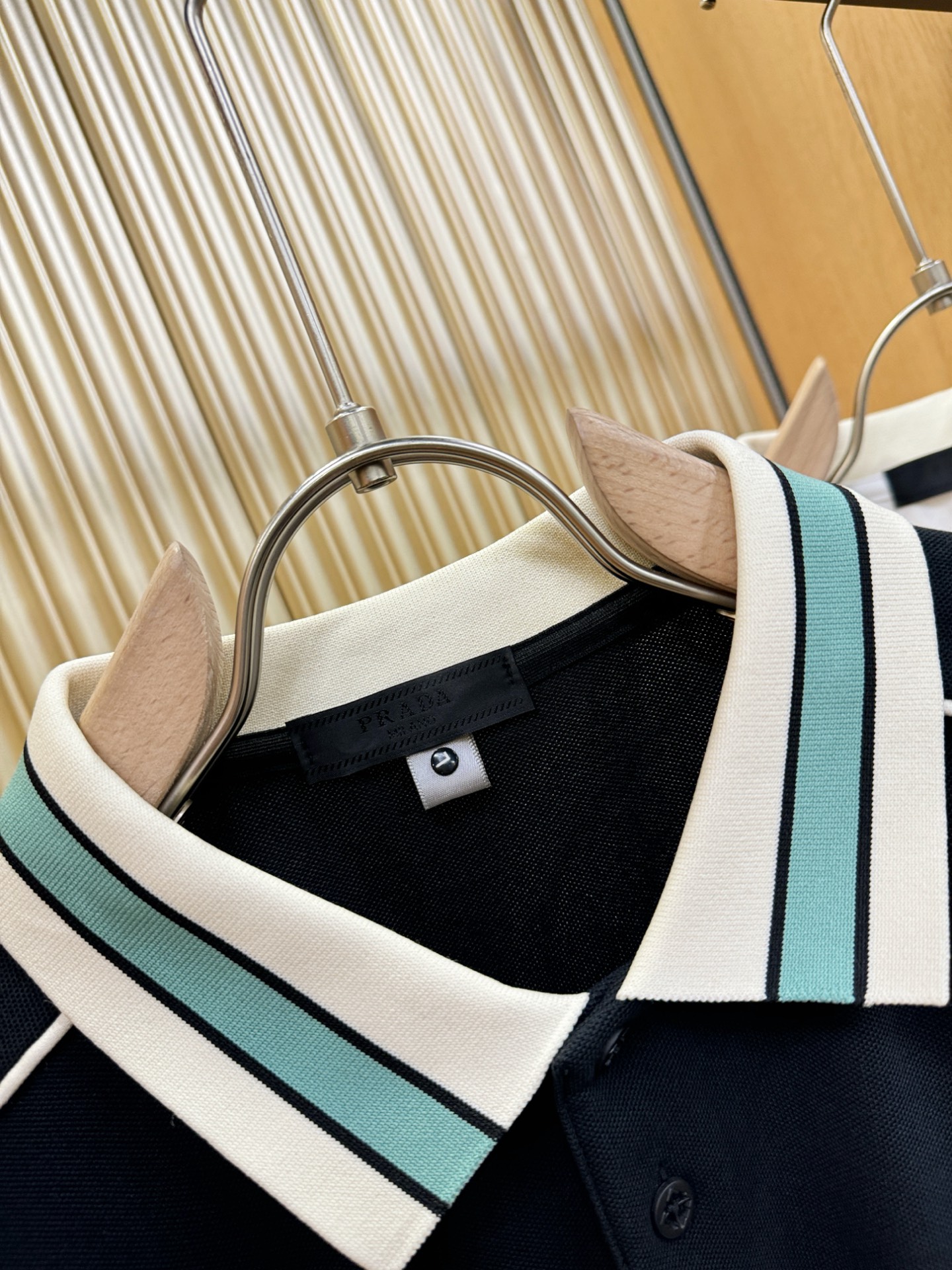  PRADA 普拉达 2025官方春夏新款 专柜同步上市 男士翻领短袖POLO衫，高端主线系列，进口珠地