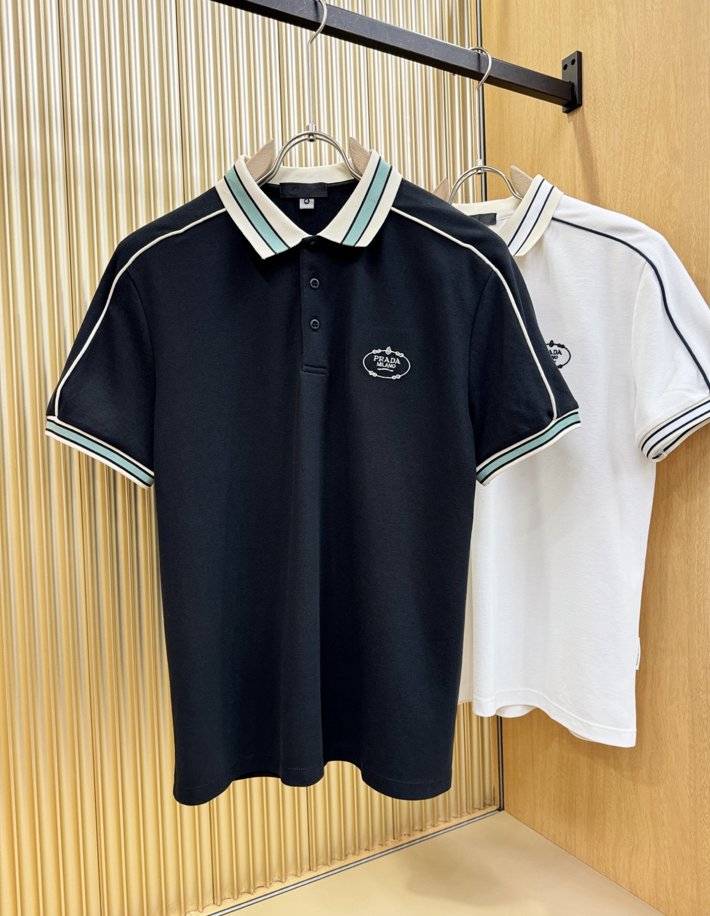  PRADA 普拉达 2025官方春夏新款 专柜同步上市 男士翻领短袖POLO衫，高端主线系列，进口珠地