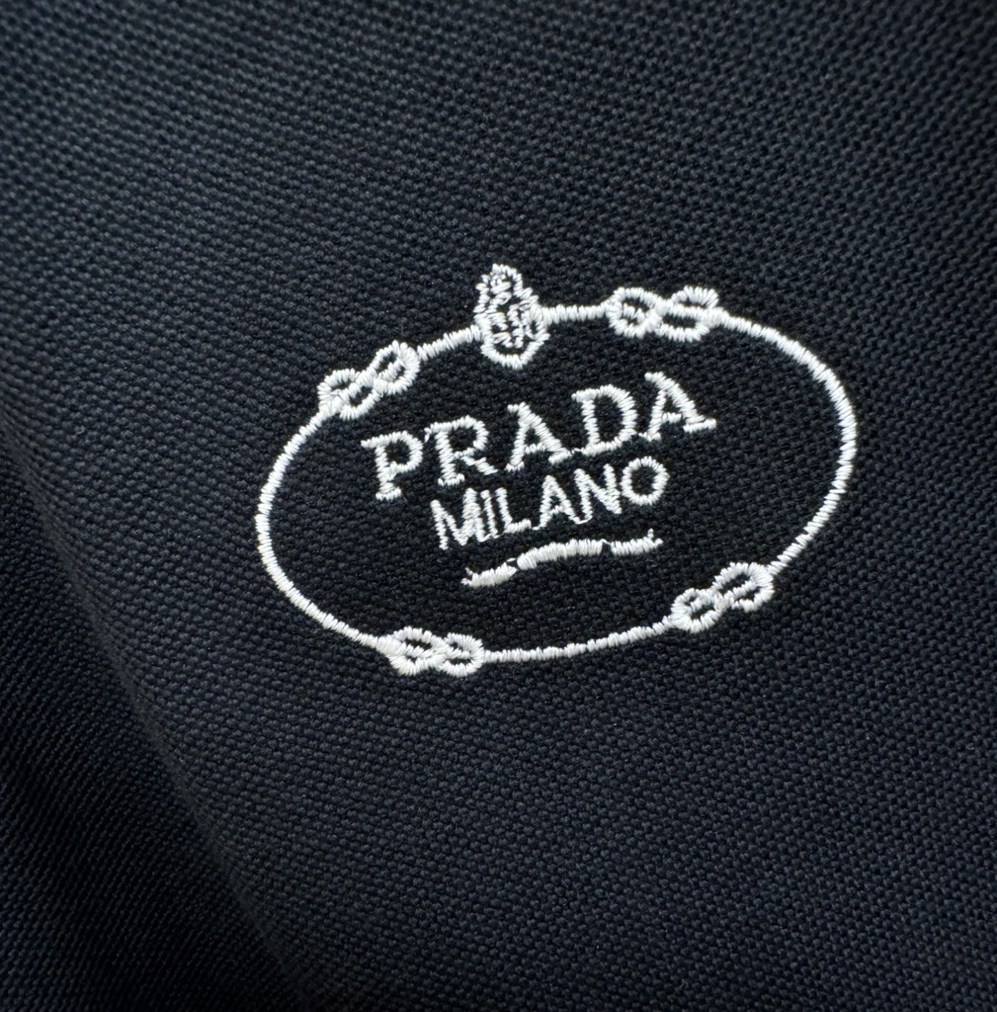  PRADA 普拉达 2025官方春夏新款 专柜同步上市 男士翻领短袖POLO衫，高端主线系列，进口珠地