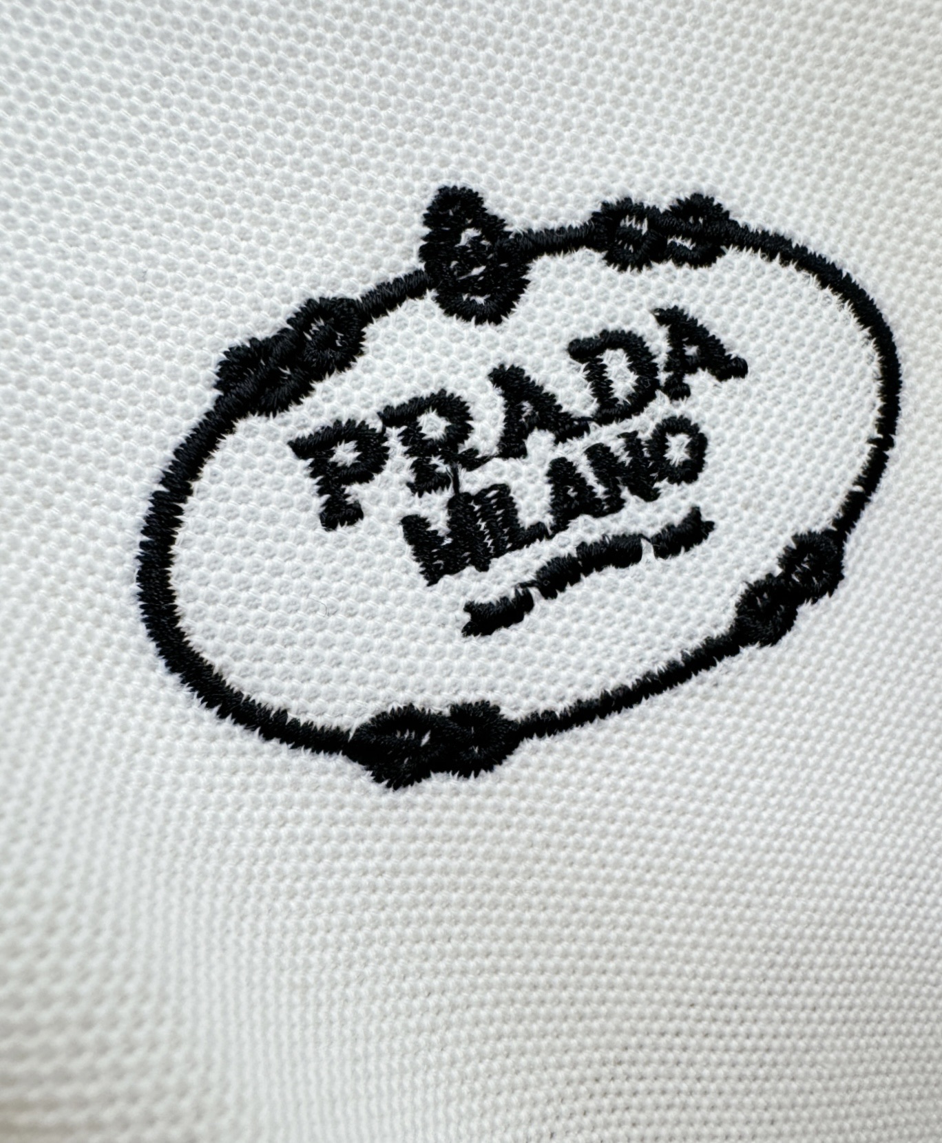  PRADA 普拉达 2025官方春夏新款 专柜同步上市 男士翻领短袖POLO衫，高端主线系列，进口珠地