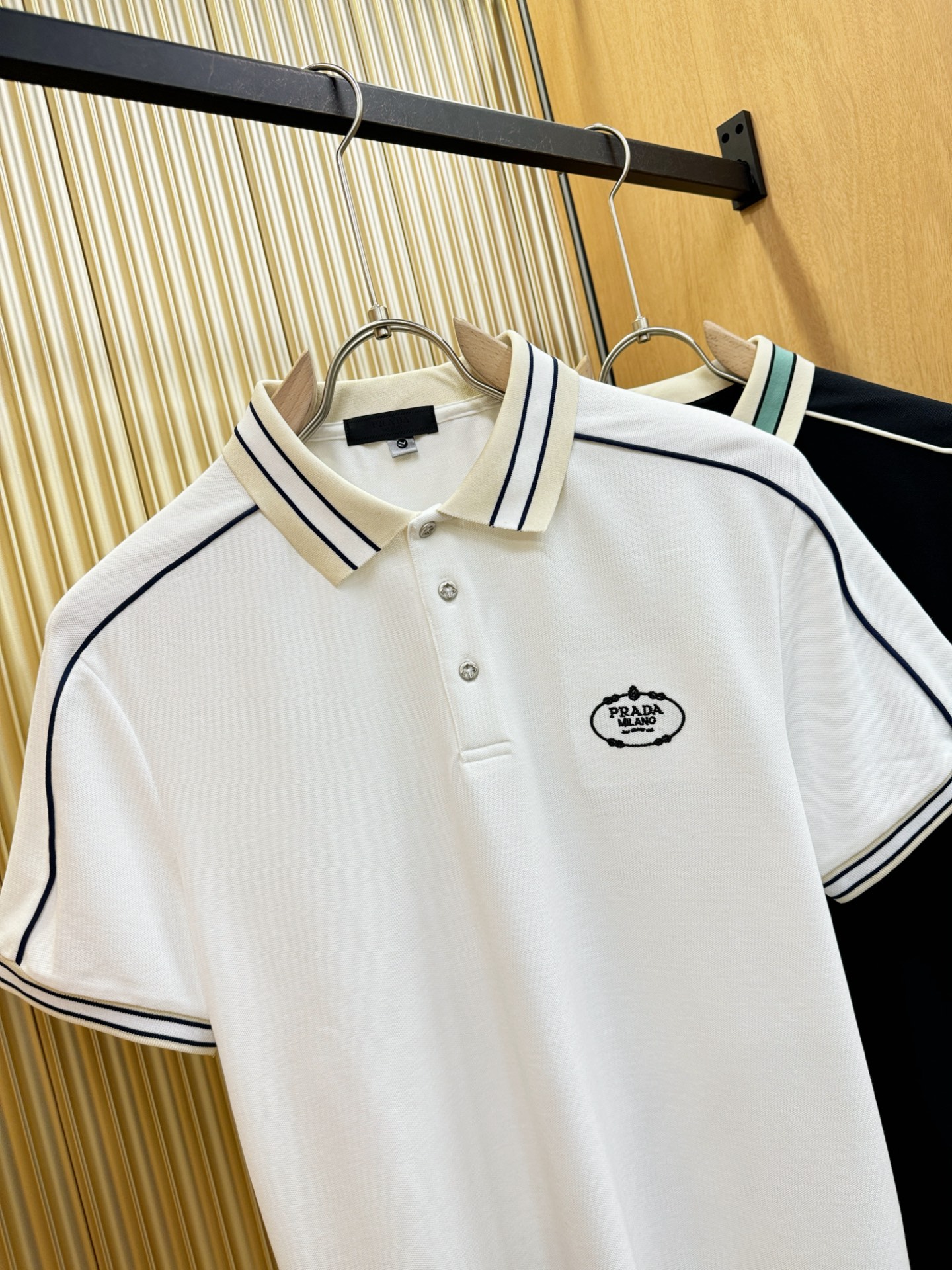  PRADA 普拉达 2025官方春夏新款 专柜同步上市 男士翻领短袖POLO衫，高端主线系列，进口珠地