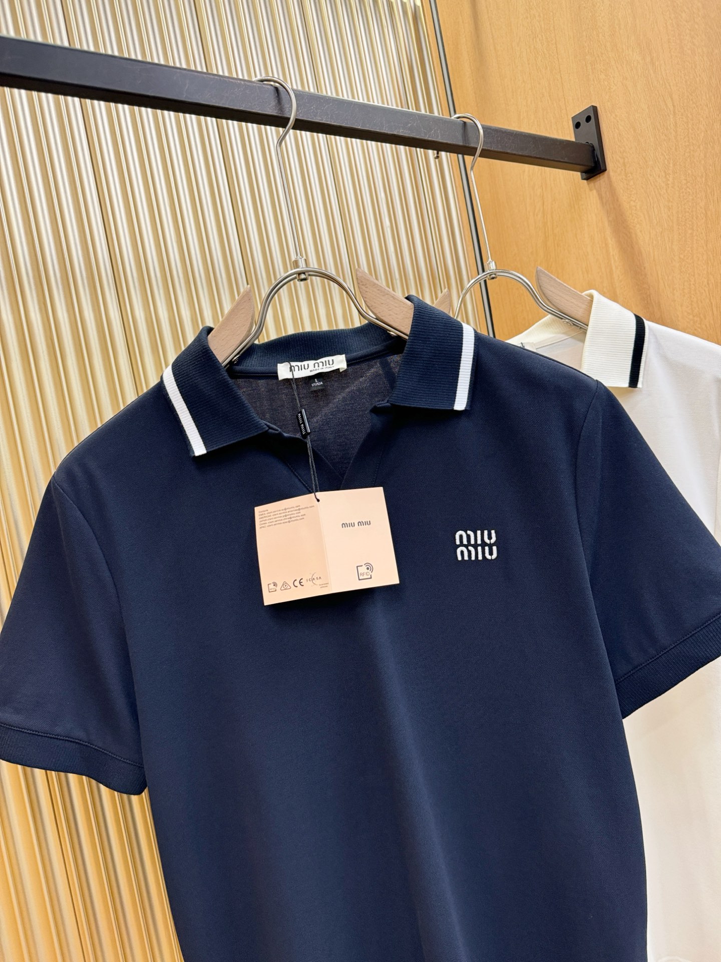  MiUMIU 2025官方春夏新款 专柜同步上市 男士翻领短袖POLO衫，高端主线系列，进口珠地丝光棉