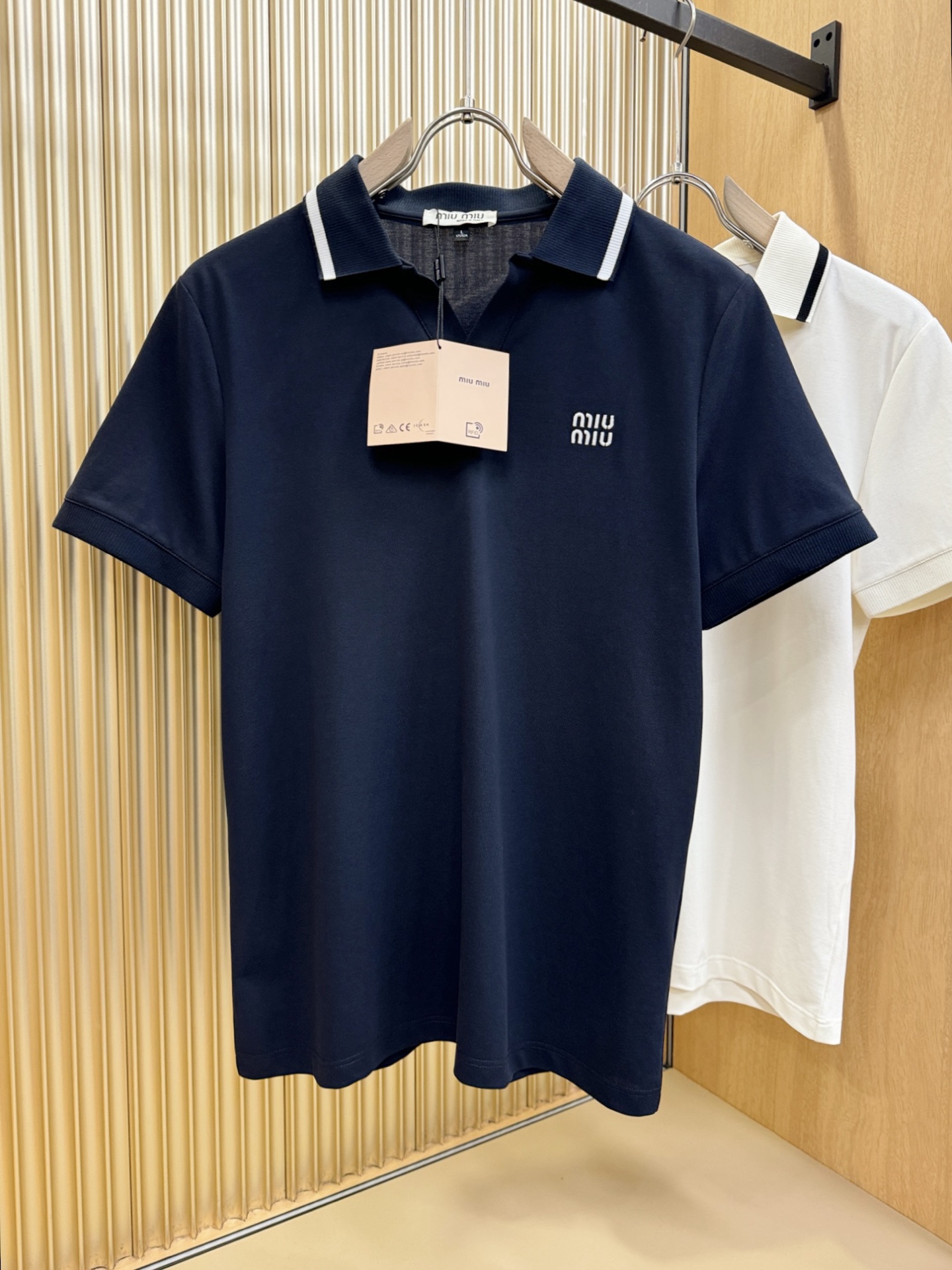  MiUMIU 2025官方春夏新款 专柜同步上市 男士翻领短袖POLO衫，高端主线系列，进口珠地丝光棉