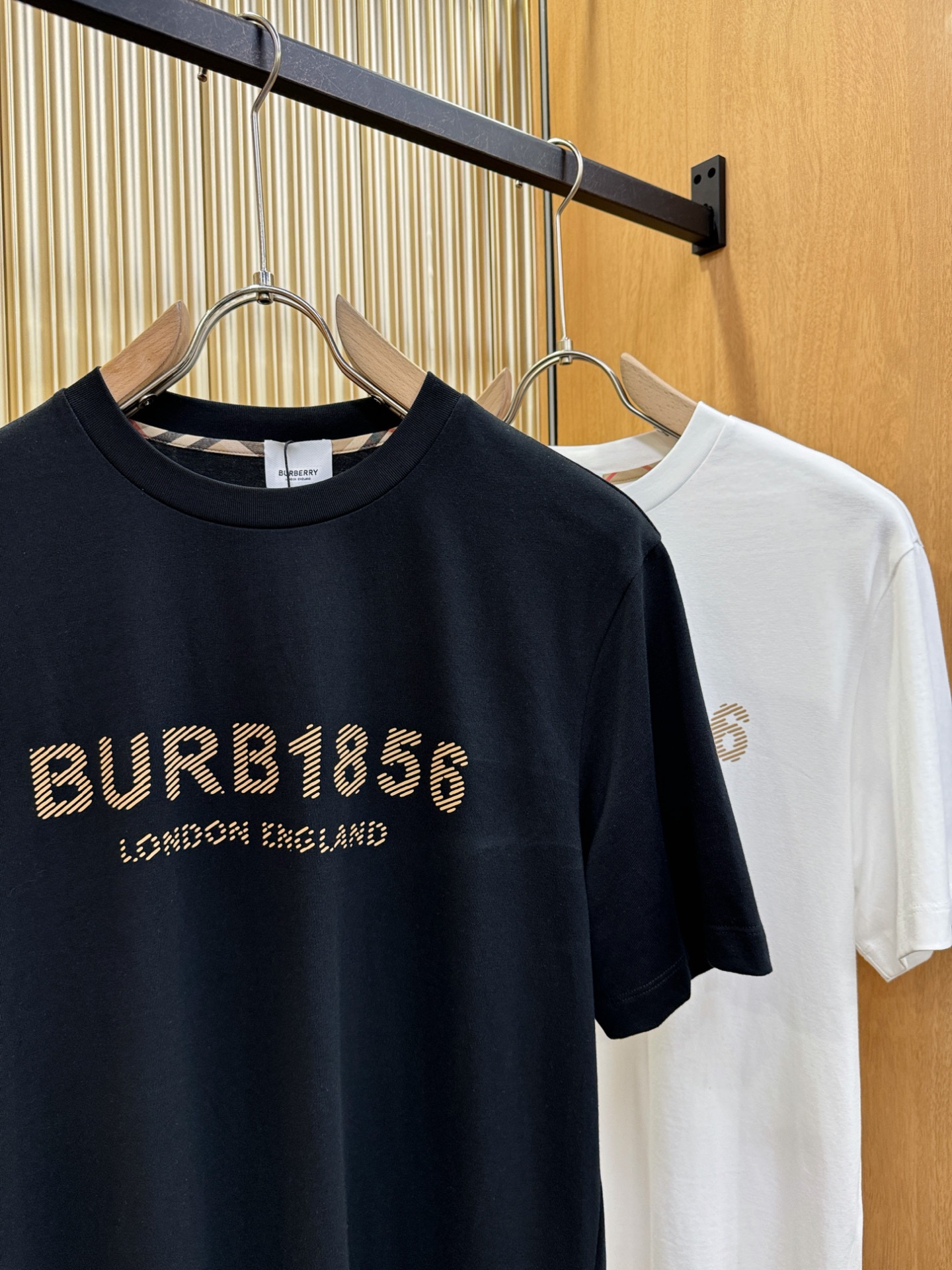  (最大可穿240斤) BURBERRY巴宝莉 2025春夏新款短袖T恤！走秀图案时尚休闲短袖T恤衫！设