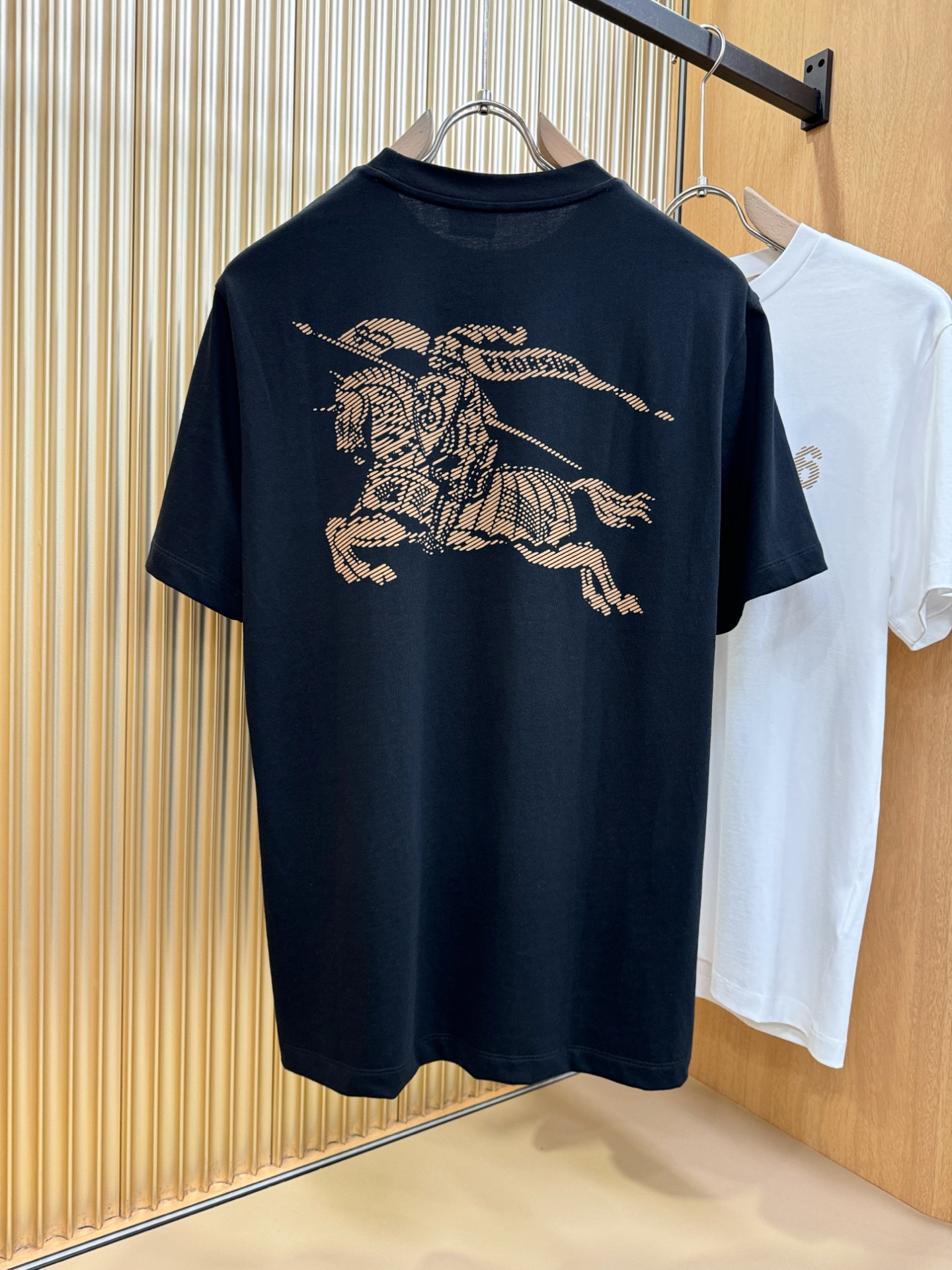  (最大可穿240斤) BURBERRY巴宝莉 2025春夏新款短袖T恤！走秀图案时尚休闲短袖T恤衫！设