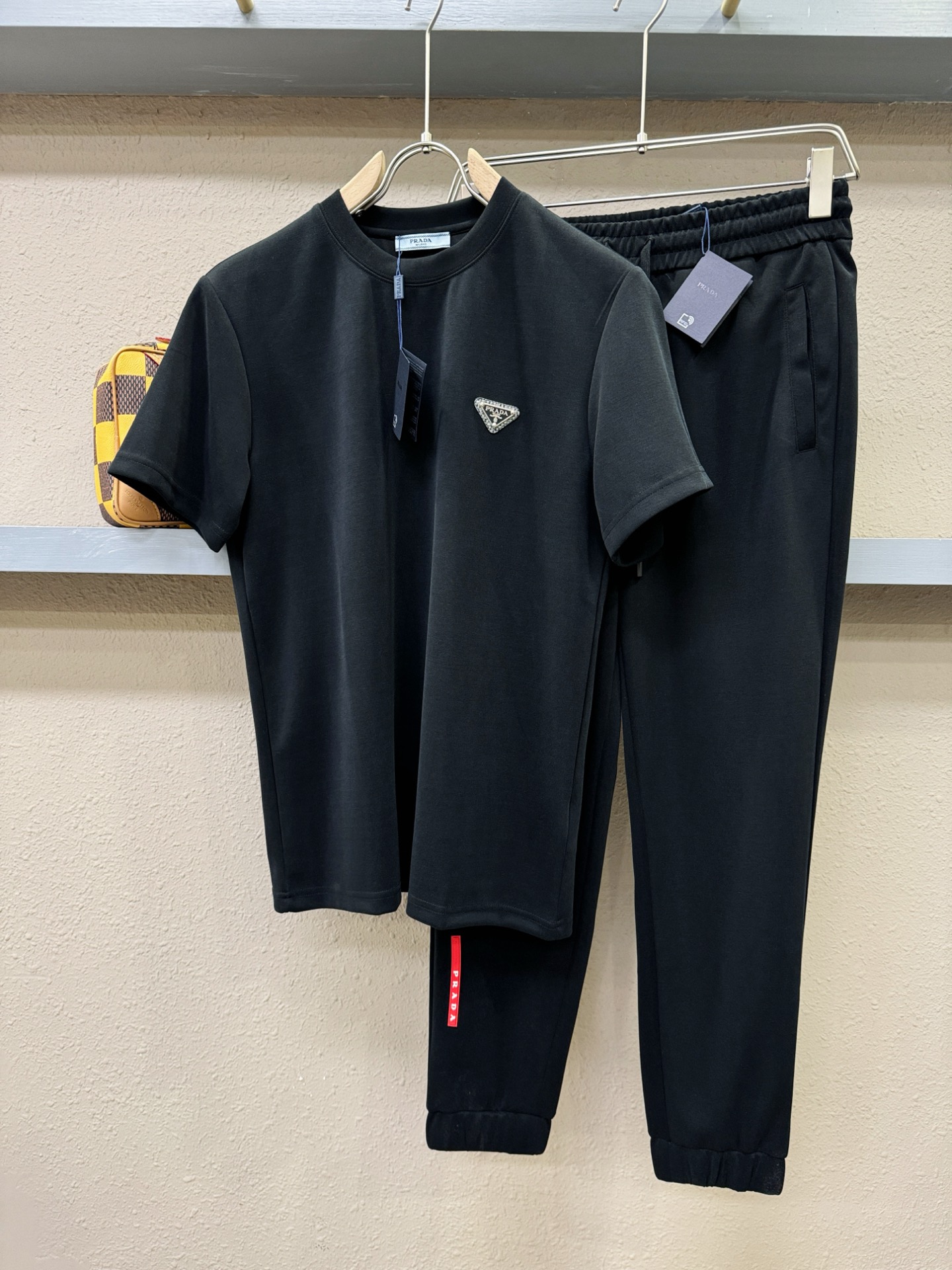 NO:427360,Set PRADA 2025 new casual suit, exquisite details and full of high-end sense. Customized high-end fabrics, with crisp and stylish upper body, comfortable and not tight. The clean and neat tailoring is full of urban style, just feel good when worn. The first choice for high-end fashion fashion people, the upper body effect is super good!  Number of codes: M-3XL, prada, prada, alexander wang19860909套装 PRADA 普拉达 2025新款休闲套装,细节精致高级,高级感满满.定制高端面料,上身挺括有型,舒适不紧绷.干净利落的剪裁都市风十足,穿上心情就好,高端潮流时尚人士首选,上身效果超级好看！码数:M-3XL,,prada,prada,alexander wang,Men's clothing