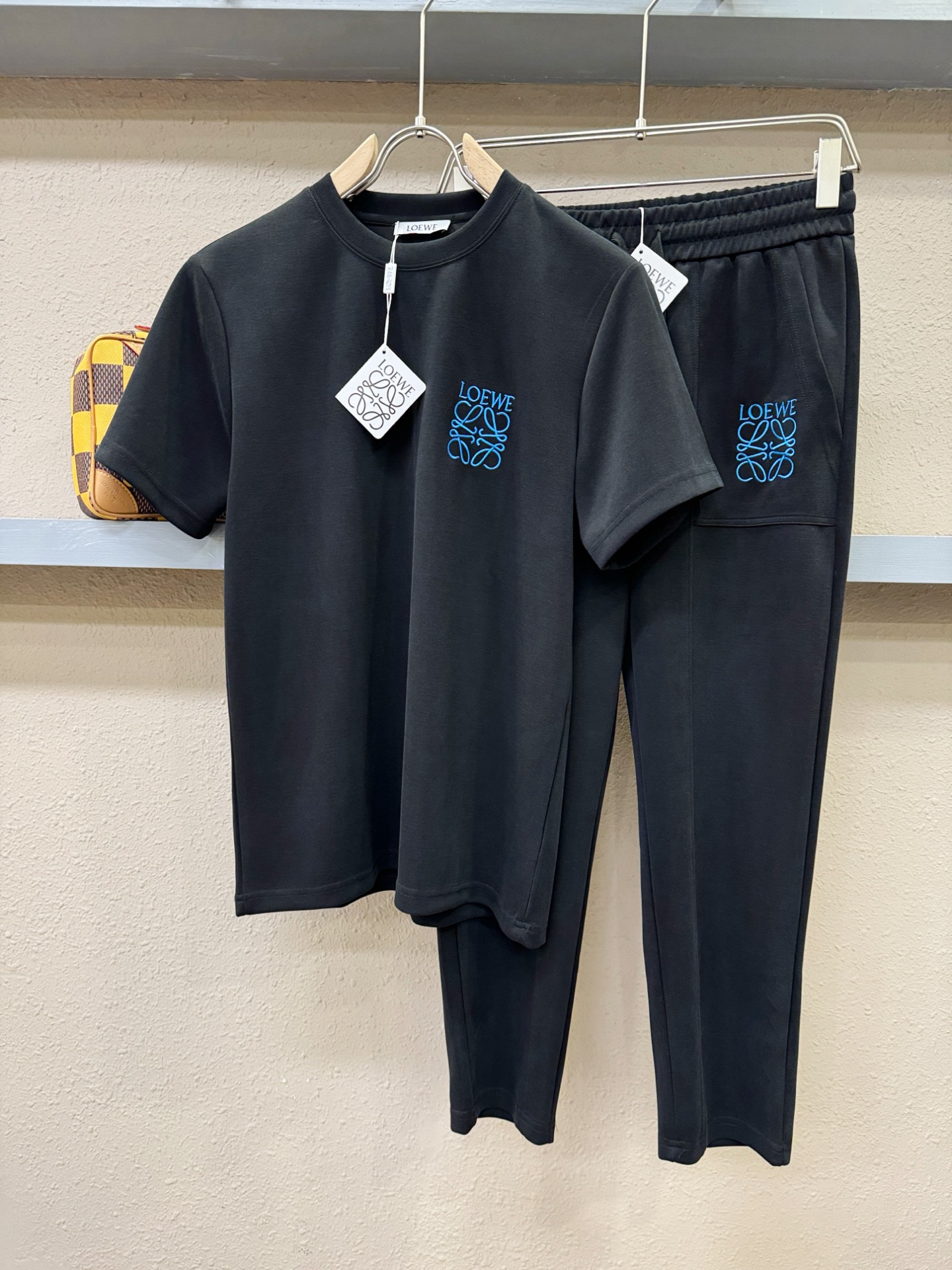 NO:427365,Set LOEWE 2025 new casual suit, exquisite details and full of high-end sense. Customized high-end fabrics, with crisp and stylish upper body, comfortable and not tight. The clean and neat tailoring is full of urban style, just feel good when worn. The first choice for high-end fashion and fashionable people, the upper body effect is super good!  Number of codes: M-3XL, loewe, loewe, alexander wang19860909套装 LOEWE罗意威 2025新款休闲套装,细节精致高级,高级感满满.定制高端面料,上身挺括有型,舒适不紧绷.干净利落的剪裁都市风十足,穿上心情就好,高端潮流时尚人士首选,上身效果超级好看！码数:M-3XL,,loewe,loewe,alexander wang,Men's clothing