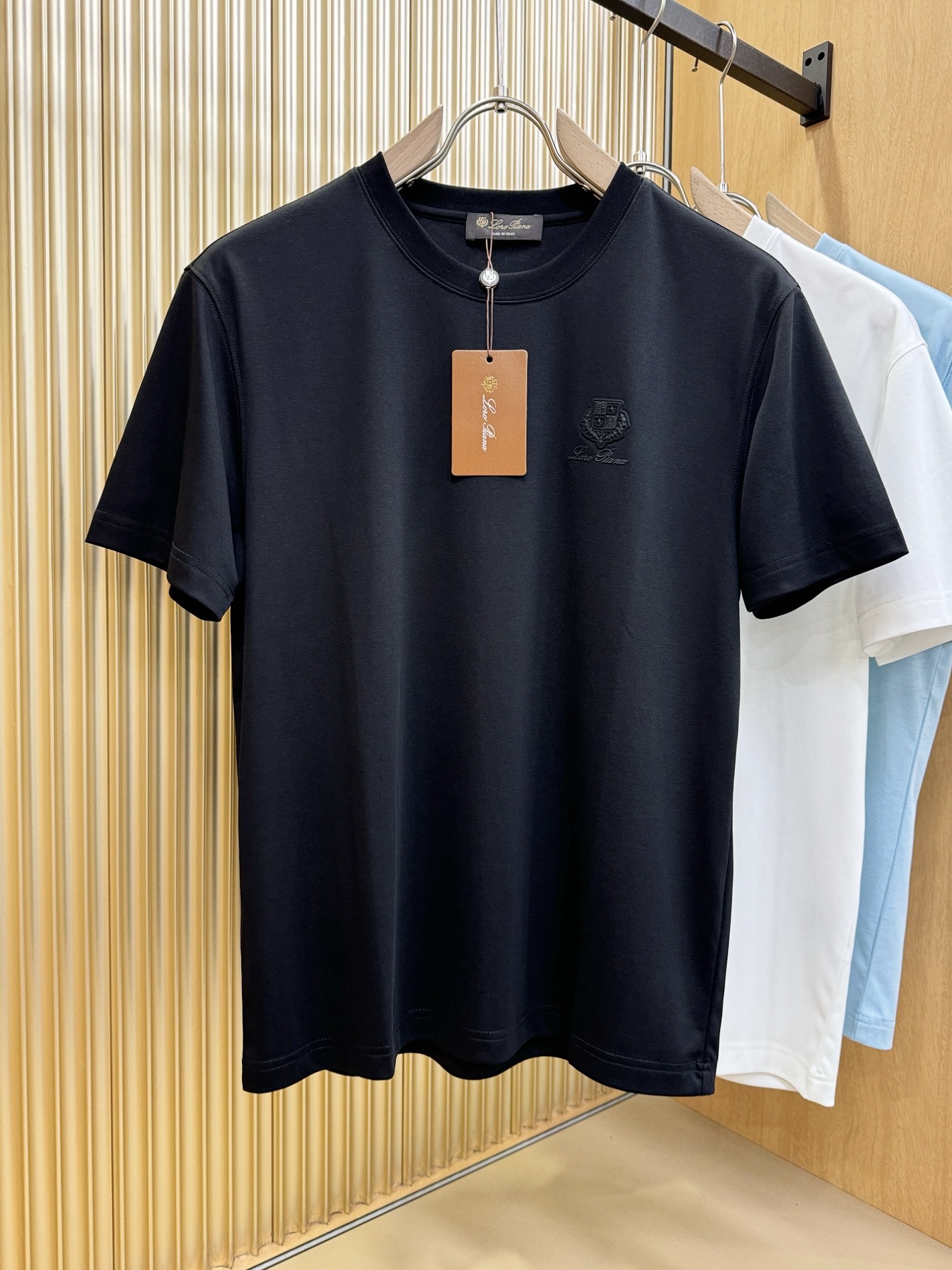 NO:511092,Loro Piana Nouyou Pianya 2025 spring and summer new short-sleeved T-shirt!  Fashionable casual short-sleeved T-shirt with catwalk patterns!  Design logo design!  The most designed and selected customer-supplied fabrics are soft and skin-friendly, comfortable and breathable, and you can’t picky about the physical objects!  Genderless couples mix styles to open up a new fashion charm!  Differentiate the market version, high-quality custom series!  Size S-XXL, loro piana, T-shirt,tees, t-shirt,alexander wang19860909Loro Piana诺悠翩雅 2025春夏新款短袖T恤！走秀图案时尚休闲短袖T恤衫！设计logo设计！极具设计精选客供面料,手感柔软亲肤,着身舒适透气性都无法挑剔,实物绝对会让你爱不释手！无性别主义的情侣混穿款式,打开全新的时装新韵味！区别市场版本,高定系列！尺码S-XXL,,loro piana,T-shirt,tees，t-shirt,alexander wang,Men's clothing