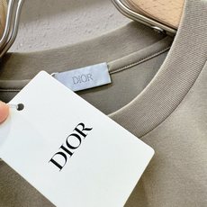 (最大可穿240斤) Dior迪奥 2025春夏新款短袖T恤!走秀图案时尚休闲短袖T恤衫!设计logo设 (最大可穿240斤) Dior迪奥 2025春夏新款短袖T恤!走秀图案时尚休闲短袖T恤衫!设计logo设