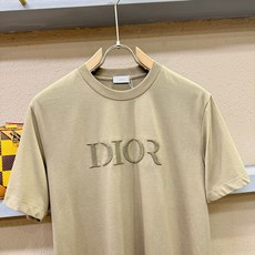 (最大可穿240斤) Dior迪奥 2025春夏新款短袖T恤!走秀图案时尚休闲短袖T恤衫!设计logo设 (最大可穿240斤) Dior迪奥 2025春夏新款短袖T恤!走秀图案时尚休闲短袖T恤衫!设计logo设