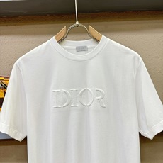 (最大可穿240斤) Dior迪奥 2025春夏新款短袖T恤!走秀图案时尚休闲短袖T恤衫!设计logo设 (最大可穿240斤) Dior迪奥 2025春夏新款短袖T恤!走秀图案时尚休闲短袖T恤衫!设计logo设