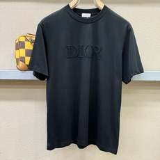 (最大可穿240斤) Dior迪奥 2025春夏新款短袖T恤!走秀图案时尚休闲短袖T恤衫!设计logo设 (最大可穿240斤) Dior迪奥 2025春夏新款短袖T恤!走秀图案时尚休闲短袖T恤衫!设计logo设