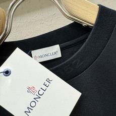 (最大可穿240斤) Moncler蒙口 2025春夏新款短袖T恤!走秀图案时尚休闲短袖T恤衫!设计lo (最大可穿240斤) Moncler蒙口 2025春夏新款短袖T恤!走秀图案时尚休闲短袖T恤衫!设计lo