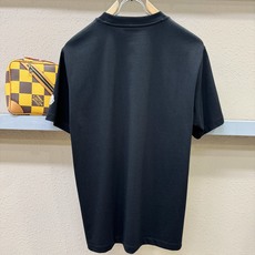 (最大可穿240斤) Moncler蒙口 2025春夏新款短袖T恤!走秀图案时尚休闲短袖T恤衫!设计lo (最大可穿240斤) Moncler蒙口 2025春夏新款短袖T恤!走秀图案时尚休闲短袖T恤衫!设计lo