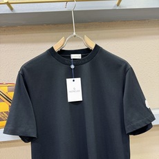 (最大可穿240斤) Moncler蒙口 2025春夏新款短袖T恤!走秀图案时尚休闲短袖T恤衫!设计lo (最大可穿240斤) Moncler蒙口 2025春夏新款短袖T恤!走秀图案时尚休闲短袖T恤衫!设计lo