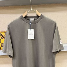 (最大可穿240斤) Moncler蒙口 2025春夏新款短袖T恤!走秀图案时尚休闲短袖T恤衫!设计lo (最大可穿240斤) Moncler蒙口 2025春夏新款短袖T恤!走秀图案时尚休闲短袖T恤衫!设计lo
