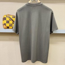 (最大可穿240斤) Moncler蒙口 2025春夏新款短袖T恤!走秀图案时尚休闲短袖T恤衫!设计lo (最大可穿240斤) Moncler蒙口 2025春夏新款短袖T恤!走秀图案时尚休闲短袖T恤衫!设计lo