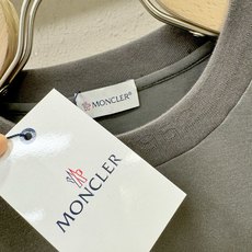 (最大可穿240斤) Moncler蒙口 2025春夏新款短袖T恤!走秀图案时尚休闲短袖T恤衫!设计lo (最大可穿240斤) Moncler蒙口 2025春夏新款短袖T恤!走秀图案时尚休闲短袖T恤衫!设计lo