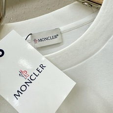 (最大可穿240斤) Moncler蒙口 2025春夏新款短袖T恤!走秀图案时尚休闲短袖T恤衫!设计lo (最大可穿240斤) Moncler蒙口 2025春夏新款短袖T恤!走秀图案时尚休闲短袖T恤衫!设计lo