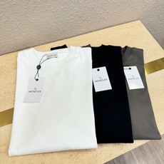 (最大可穿240斤) Moncler蒙口 2025春夏新款短袖T恤!走秀图案时尚休闲短袖T恤衫!设计lo (最大可穿240斤) Moncler蒙口 2025春夏新款短袖T恤!走秀图案时尚休闲短袖T恤衫!设计lo