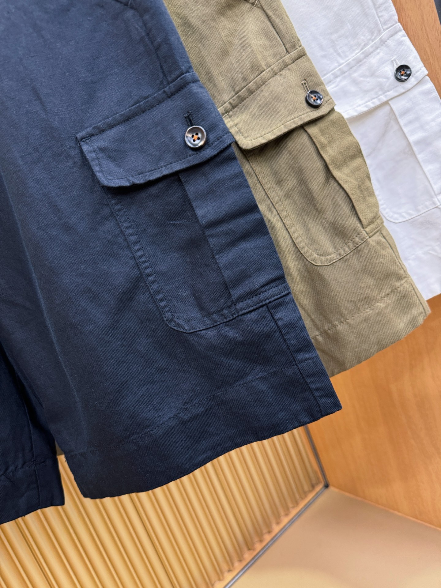 Loro Piana诺悠翩雅 顶级品质亚麻短裤，欧洲亚麻，有面料检测证书配套。P.S：面料采用55.4%