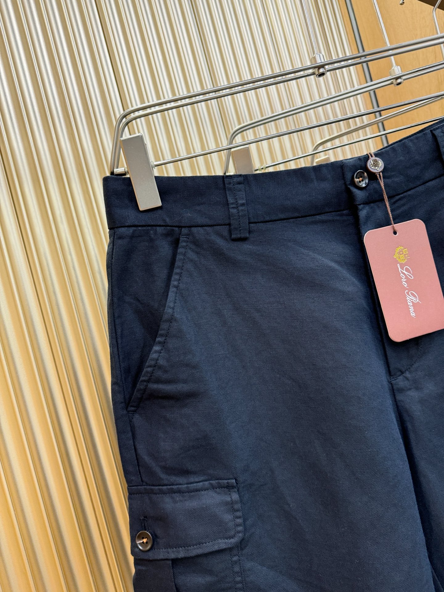 Loro Piana诺悠翩雅 顶级品质亚麻短裤，欧洲亚麻，有面料检测证书配套。P.S：面料采用55.4%