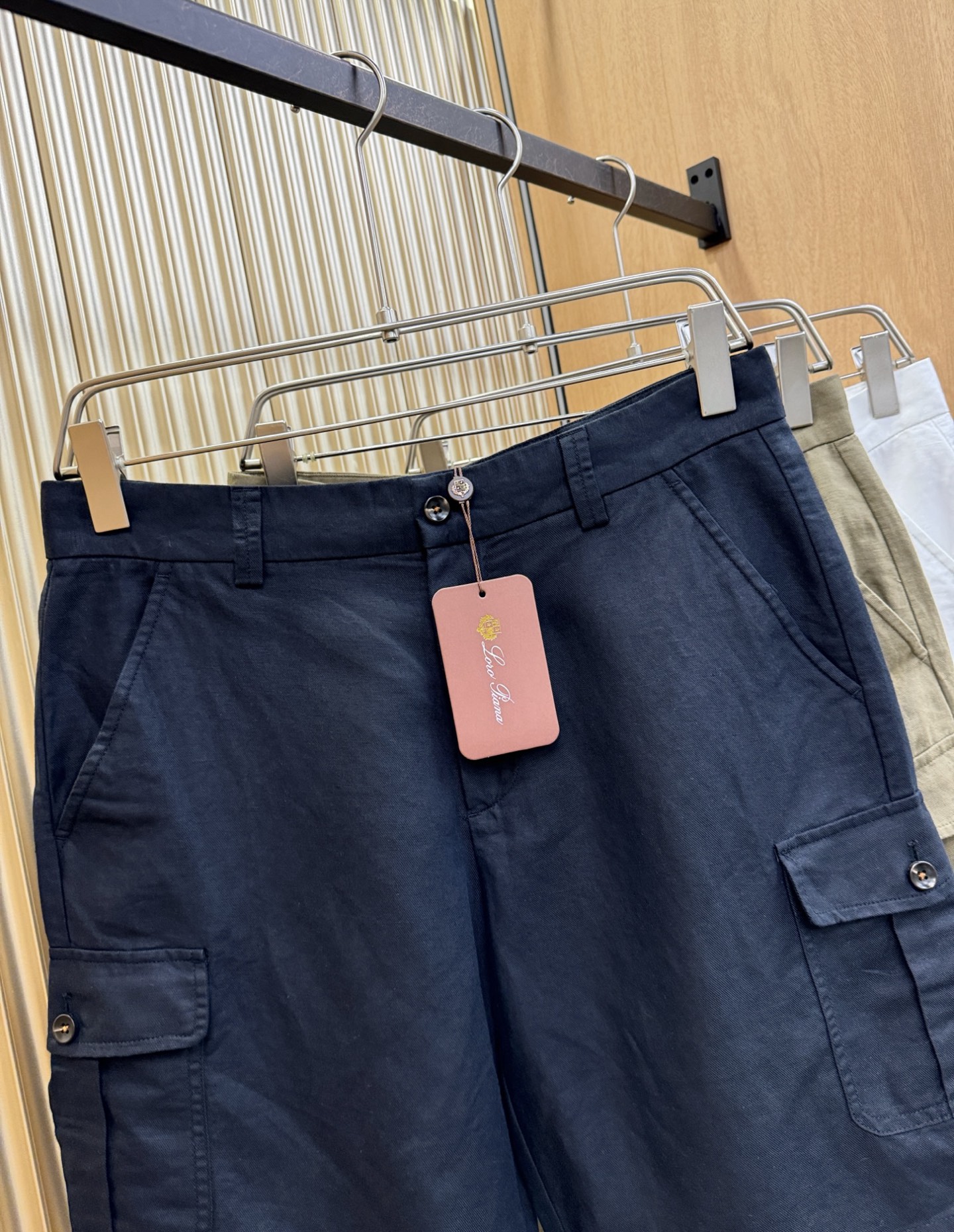 Loro Piana诺悠翩雅 顶级品质亚麻短裤，欧洲亚麻，有面料检测证书配套。P.S：面料采用55.4%