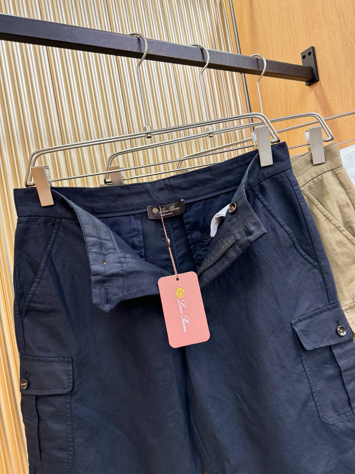 Loro Piana诺悠翩雅 顶级品质亚麻短裤，欧洲亚麻，有面料检测证书配套。P.S：面料采用55.4%