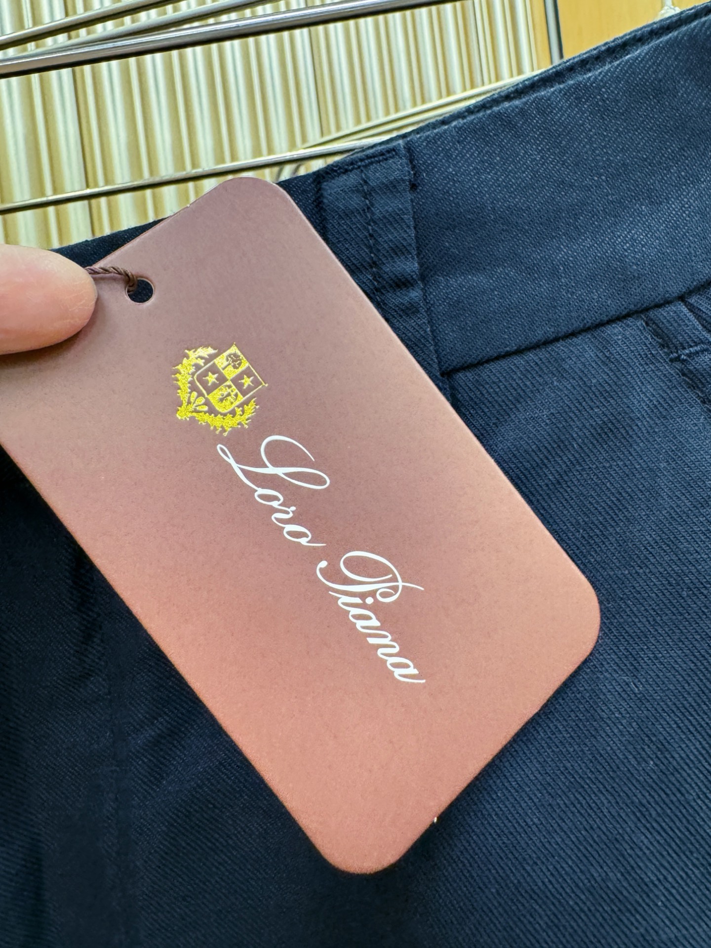 Loro Piana诺悠翩雅 顶级品质亚麻短裤，欧洲亚麻，有面料检测证书配套。P.S：面料采用55.4%