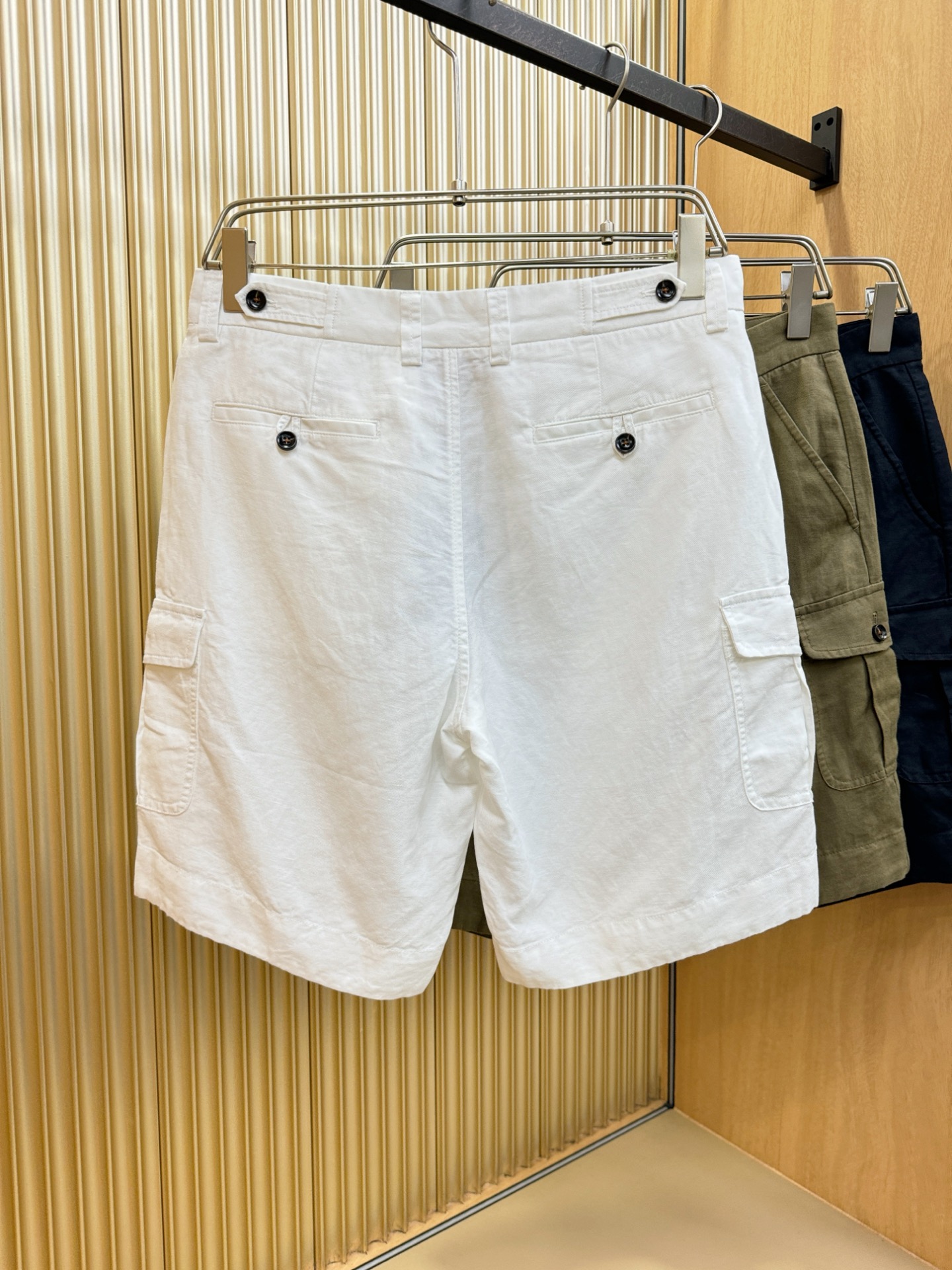 Loro Piana诺悠翩雅 顶级品质亚麻短裤，欧洲亚麻，有面料检测证书配套。P.S：面料采用55.4%