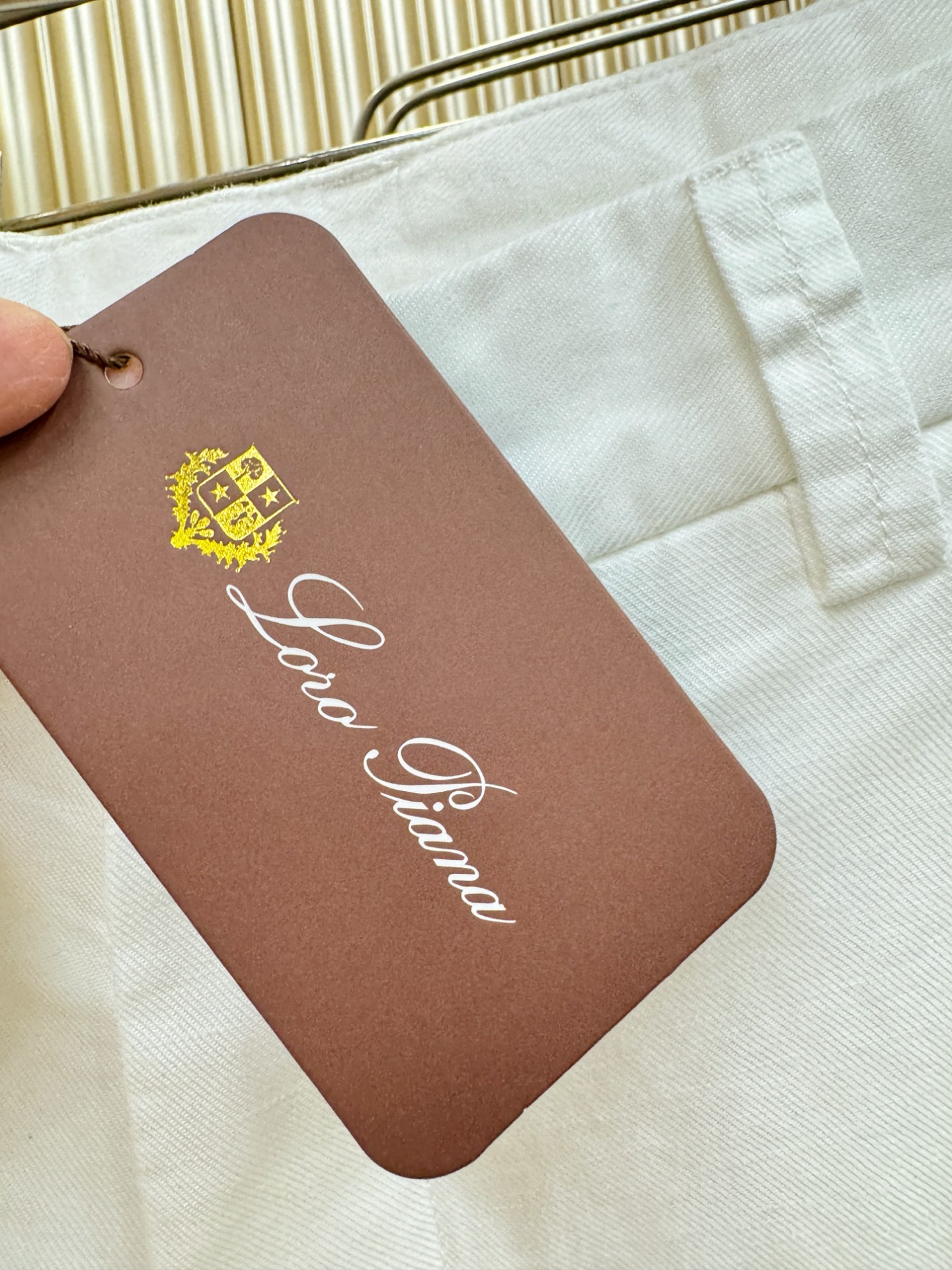 Loro Piana诺悠翩雅 顶级品质亚麻短裤，欧洲亚麻，有面料检测证书配套。P.S：面料采用55.4%