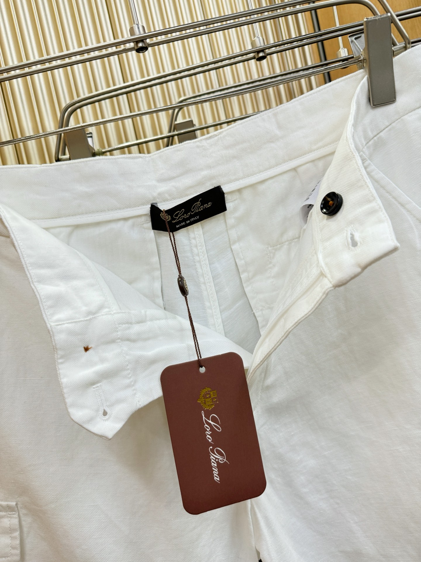 Loro Piana诺悠翩雅 顶级品质亚麻短裤，欧洲亚麻，有面料检测证书配套。P.S：面料采用55.4%