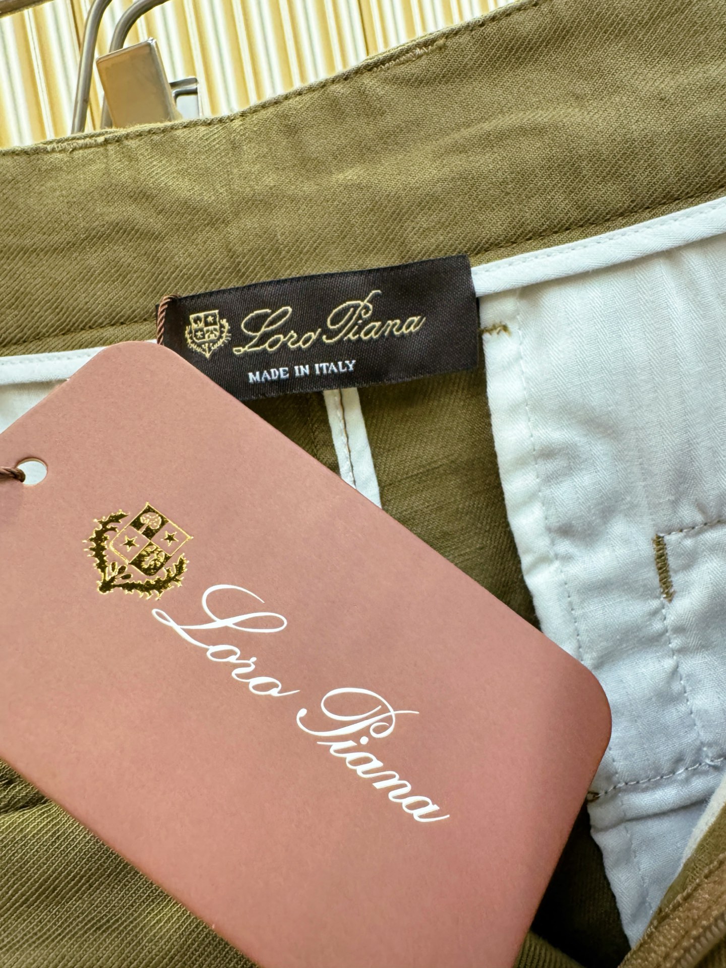 Loro Piana诺悠翩雅 顶级品质亚麻短裤，欧洲亚麻，有面料检测证书配套。P.S：面料采用55.4%