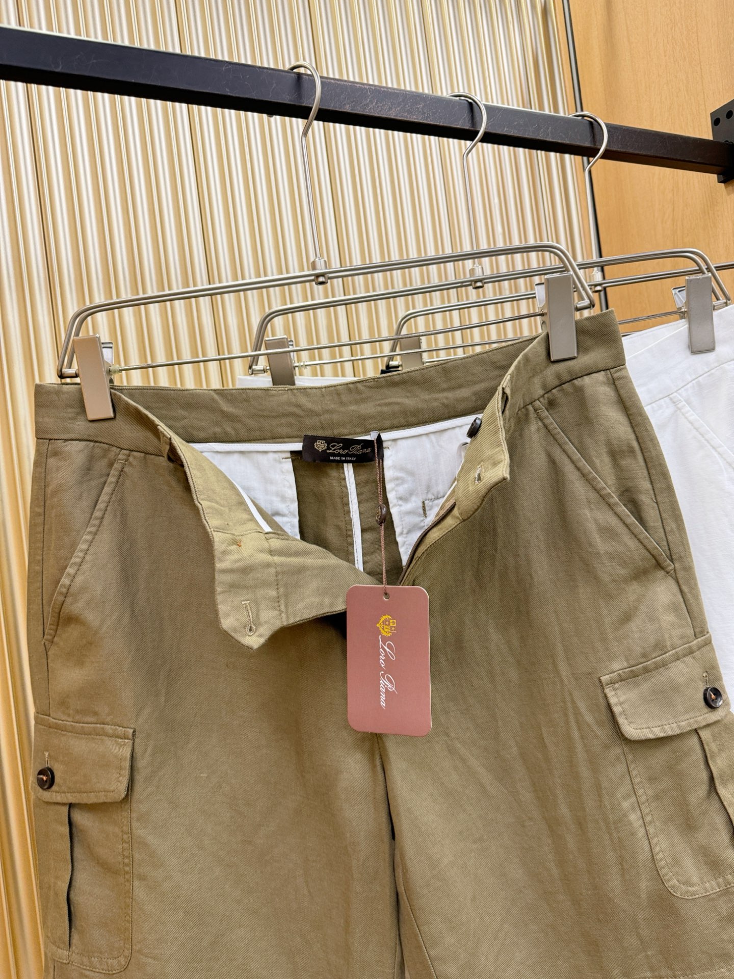 Loro Piana诺悠翩雅 顶级品质亚麻短裤，欧洲亚麻，有面料检测证书配套。P.S：面料采用55.4%