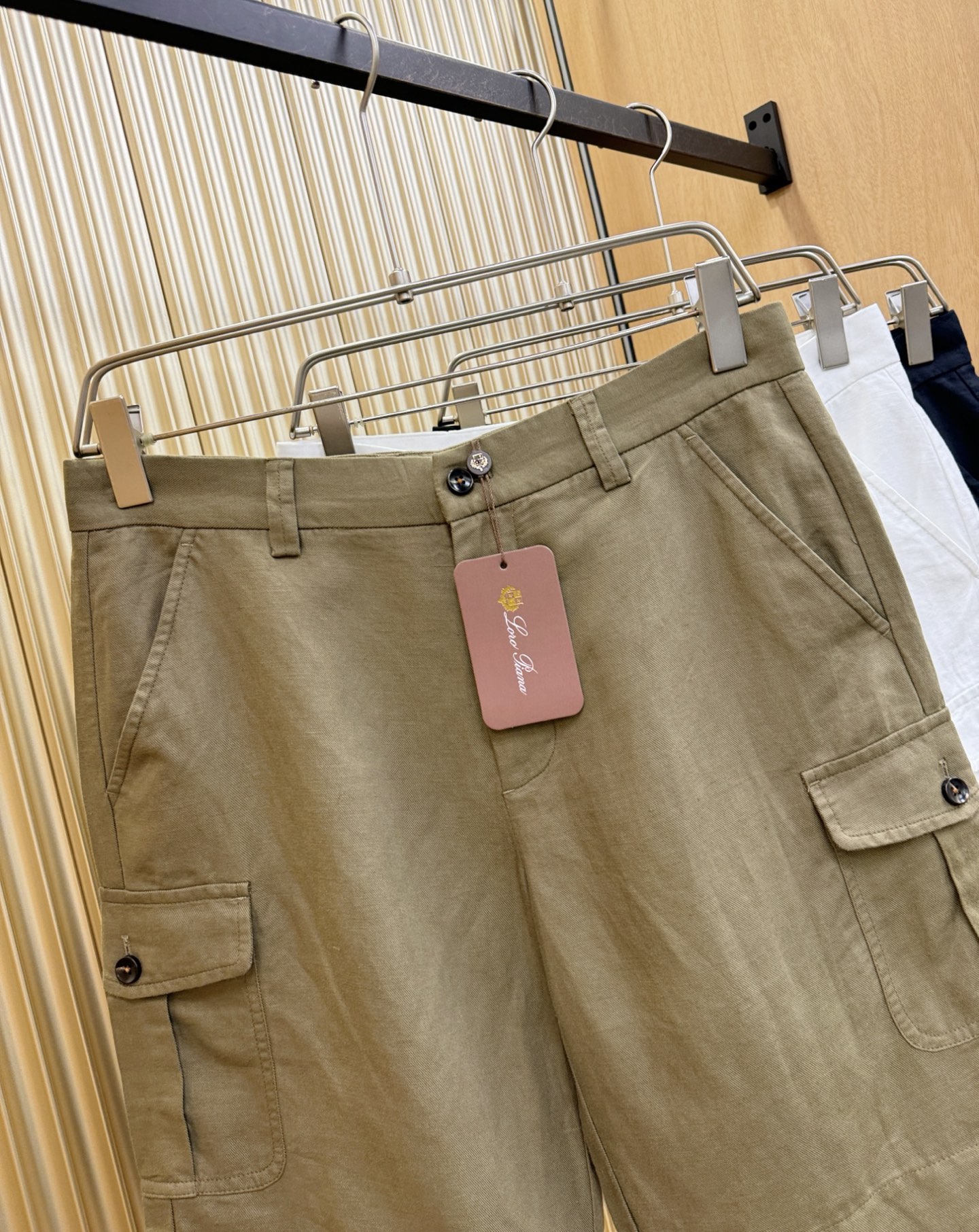 Loro Piana诺悠翩雅 顶级品质亚麻短裤，欧洲亚麻，有面料检测证书配套。P.S：面料采用55.4%