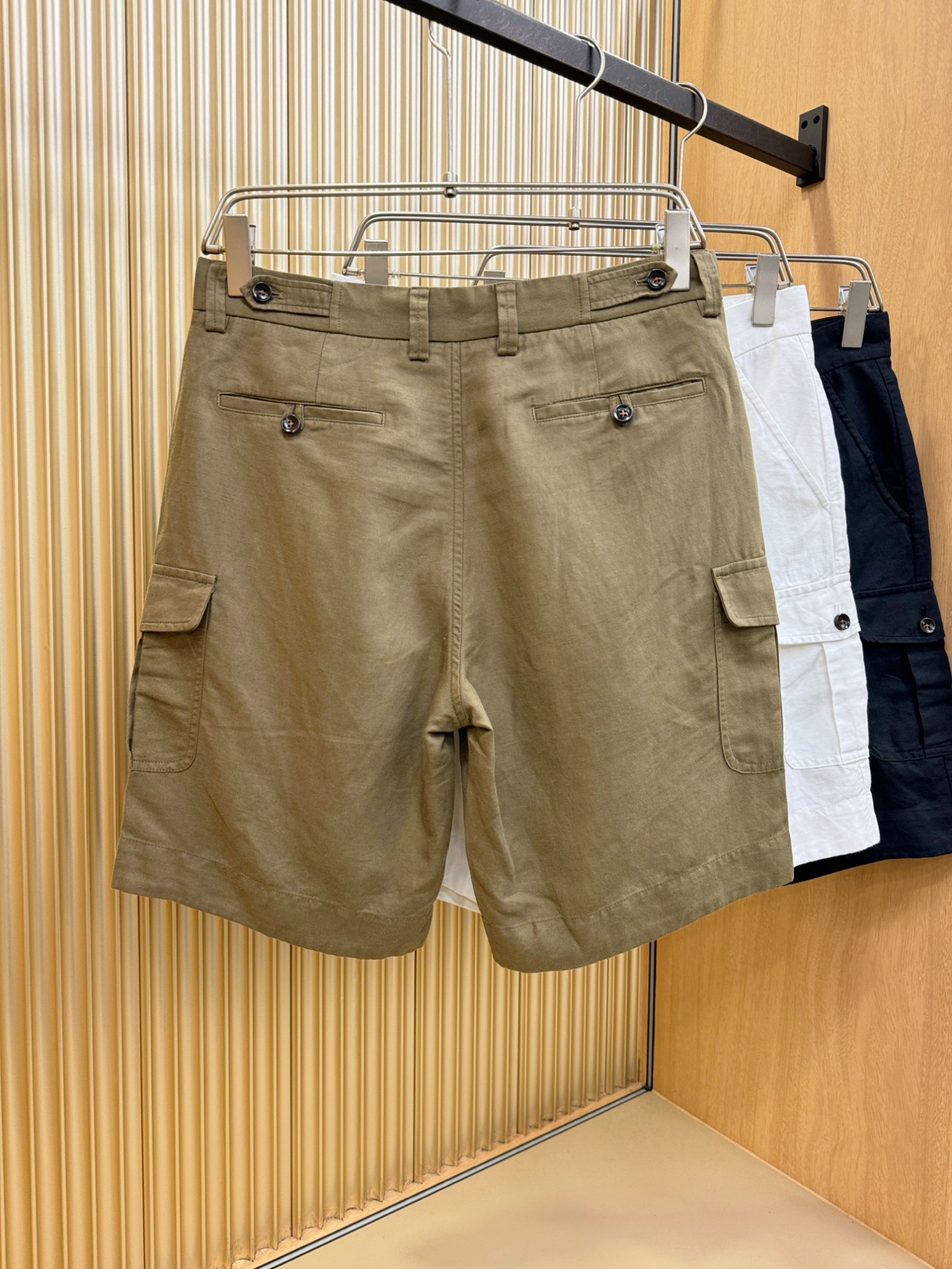 Loro Piana诺悠翩雅 顶级品质亚麻短裤，欧洲亚麻，有面料检测证书配套。P.S：面料采用55.4%