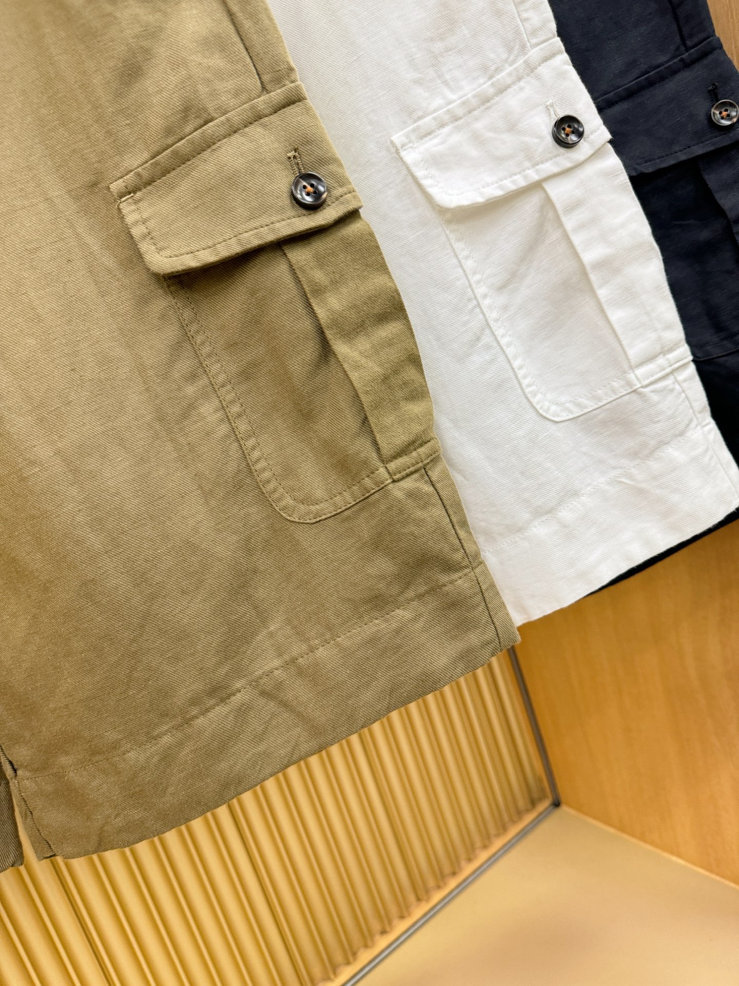 Loro Piana诺悠翩雅 顶级品质亚麻短裤，欧洲亚麻，有面料检测证书配套。P.S：面料采用55.4%