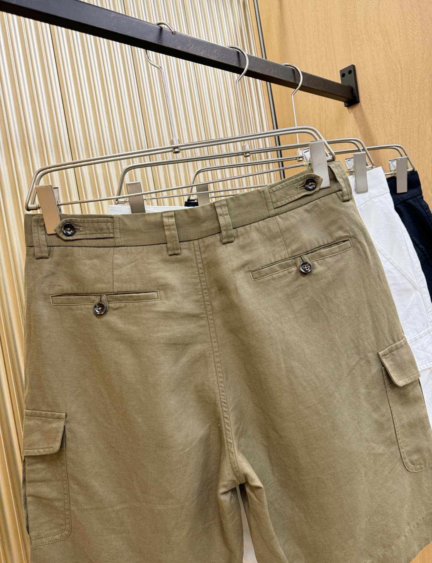 Loro Piana诺悠翩雅 顶级品质亚麻短裤，欧洲亚麻，有面料检测证书配套。P.S：面料采用55.4%