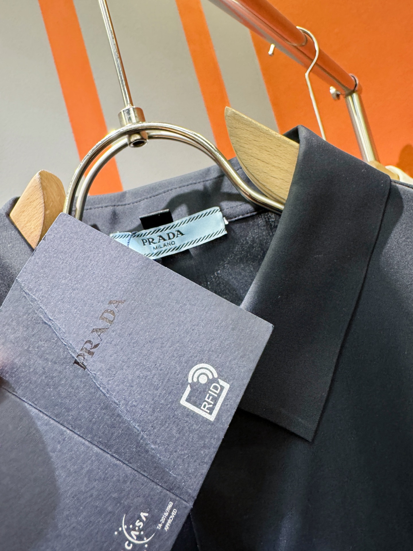  PRADA 普拉达 2025 新款衬衫，贸易公司渠道稀出，领先官网发售！经典休闲衬衫搭配独特的设计，简