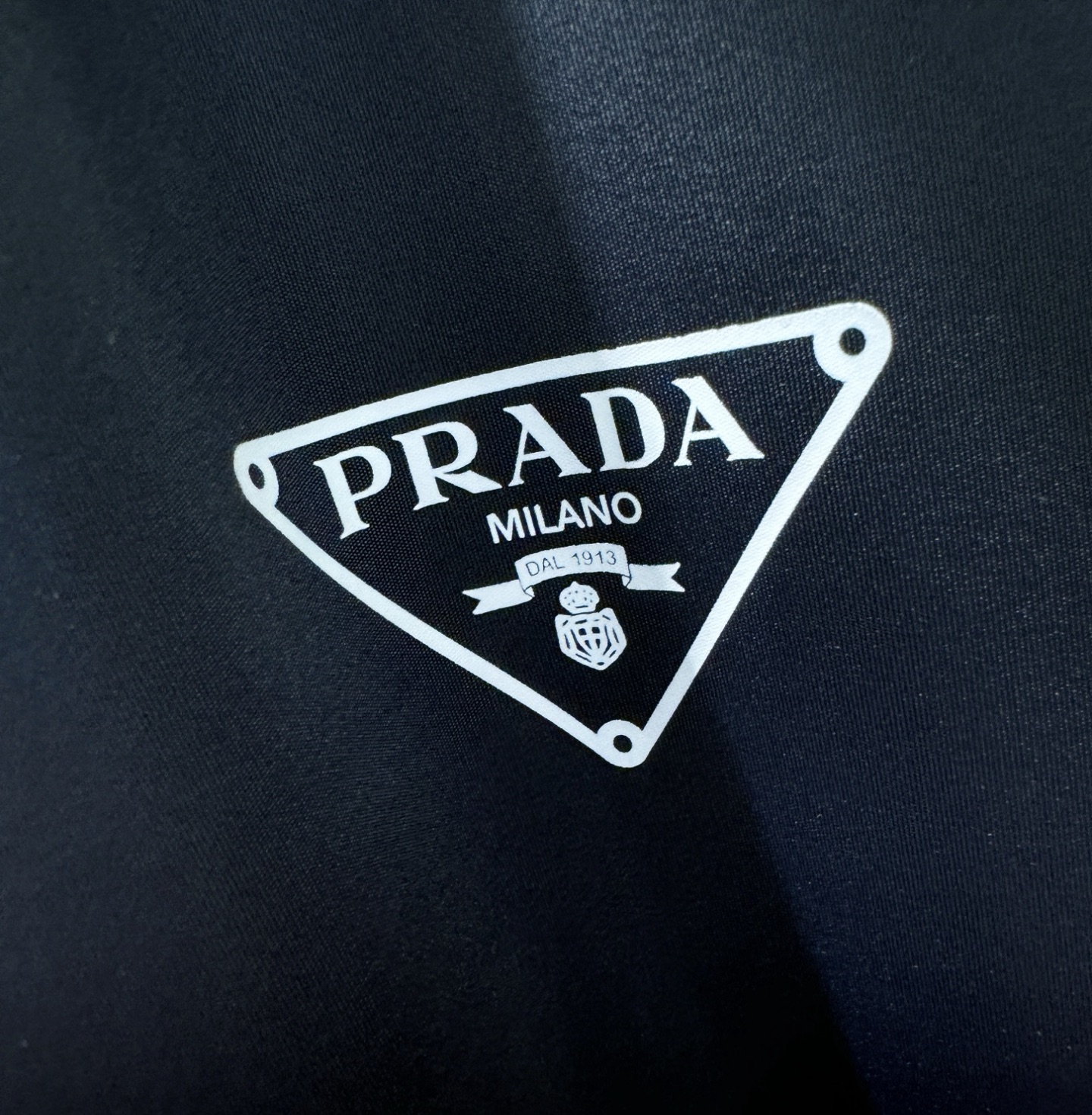  PRADA 普拉达 2025 新款衬衫，贸易公司渠道稀出，领先官网发售！经典休闲衬衫搭配独特的设计，简