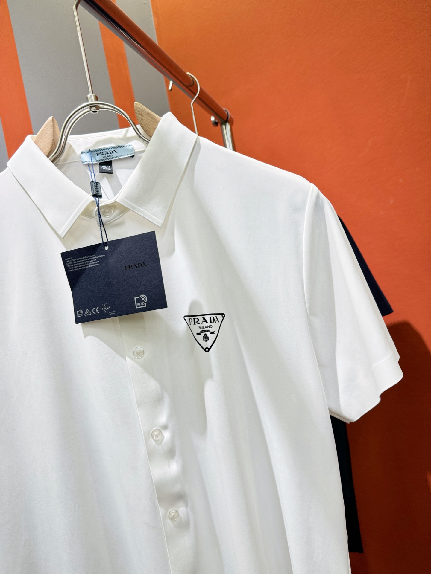  PRADA 普拉达 2025 新款衬衫，贸易公司渠道稀出，领先官网发售！经典休闲衬衫搭配独特的设计，简