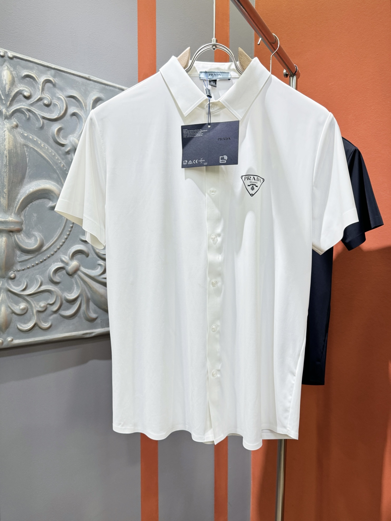  PRADA 普拉达 2025 新款衬衫，贸易公司渠道稀出，领先官网发售！经典休闲衬衫搭配独特的设计，简