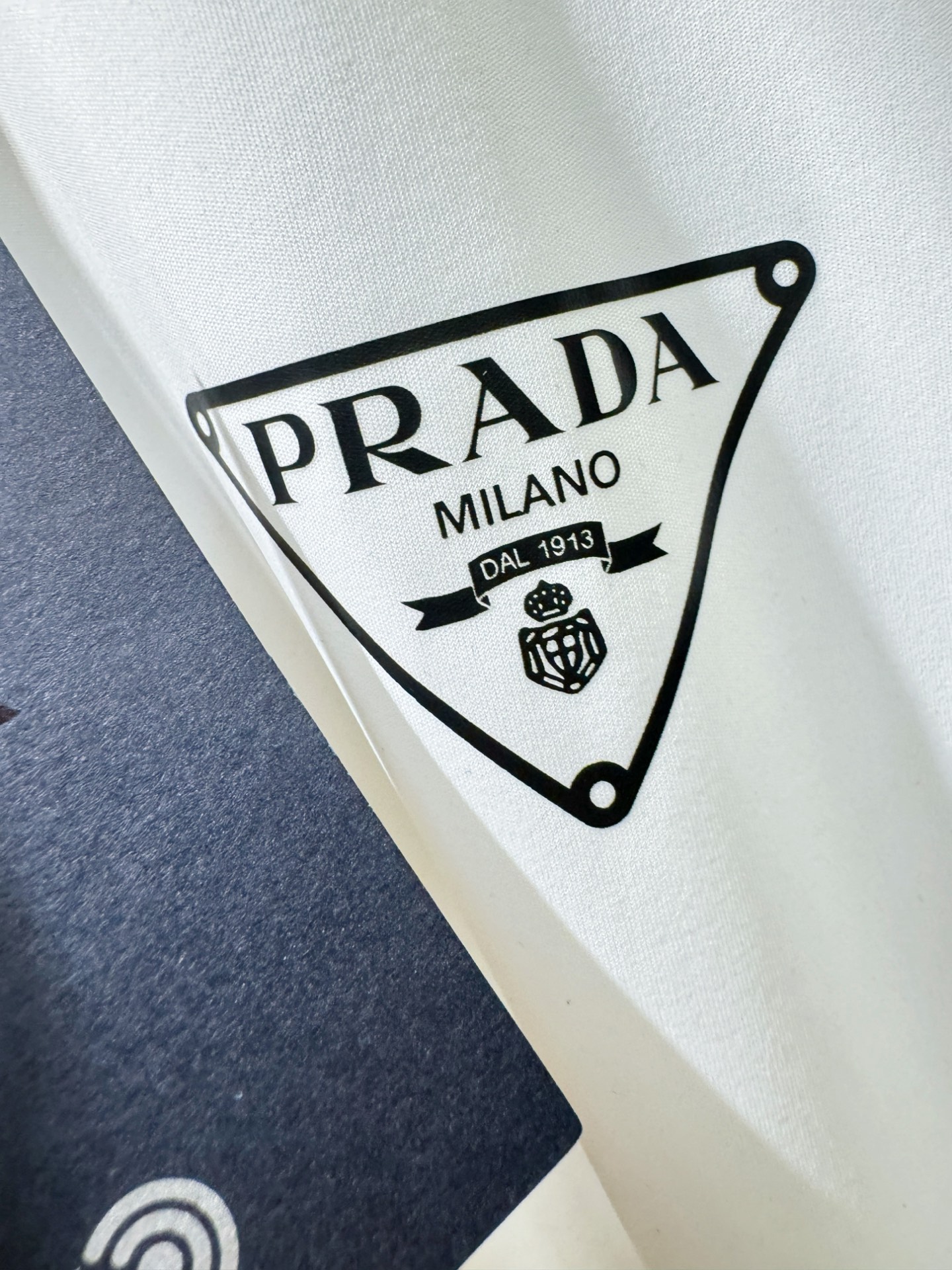  PRADA 普拉达 2025 新款衬衫，贸易公司渠道稀出，领先官网发售！经典休闲衬衫搭配独特的设计，简